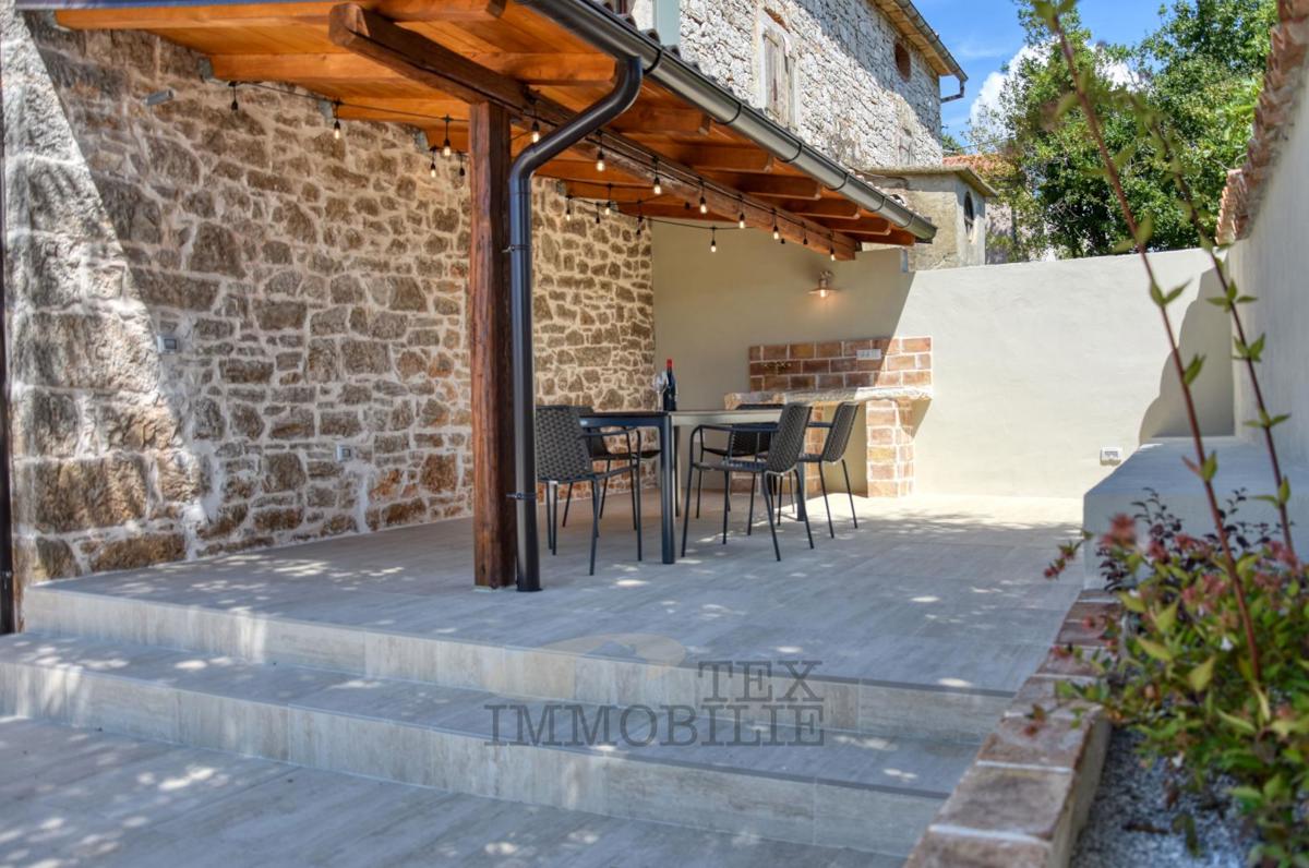 Bella casa in pietra ristrutturata con piscina in vendita