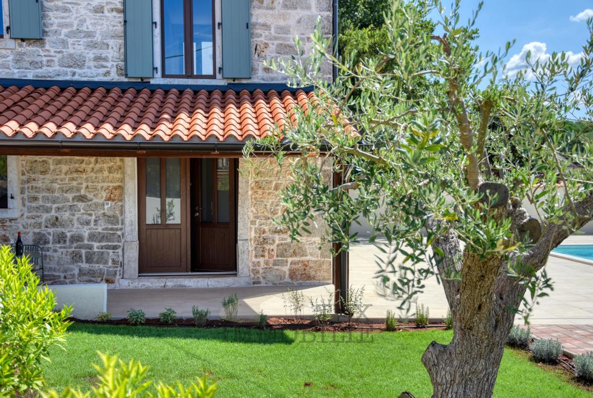 Bella casa in pietra ristrutturata con piscina in vendita