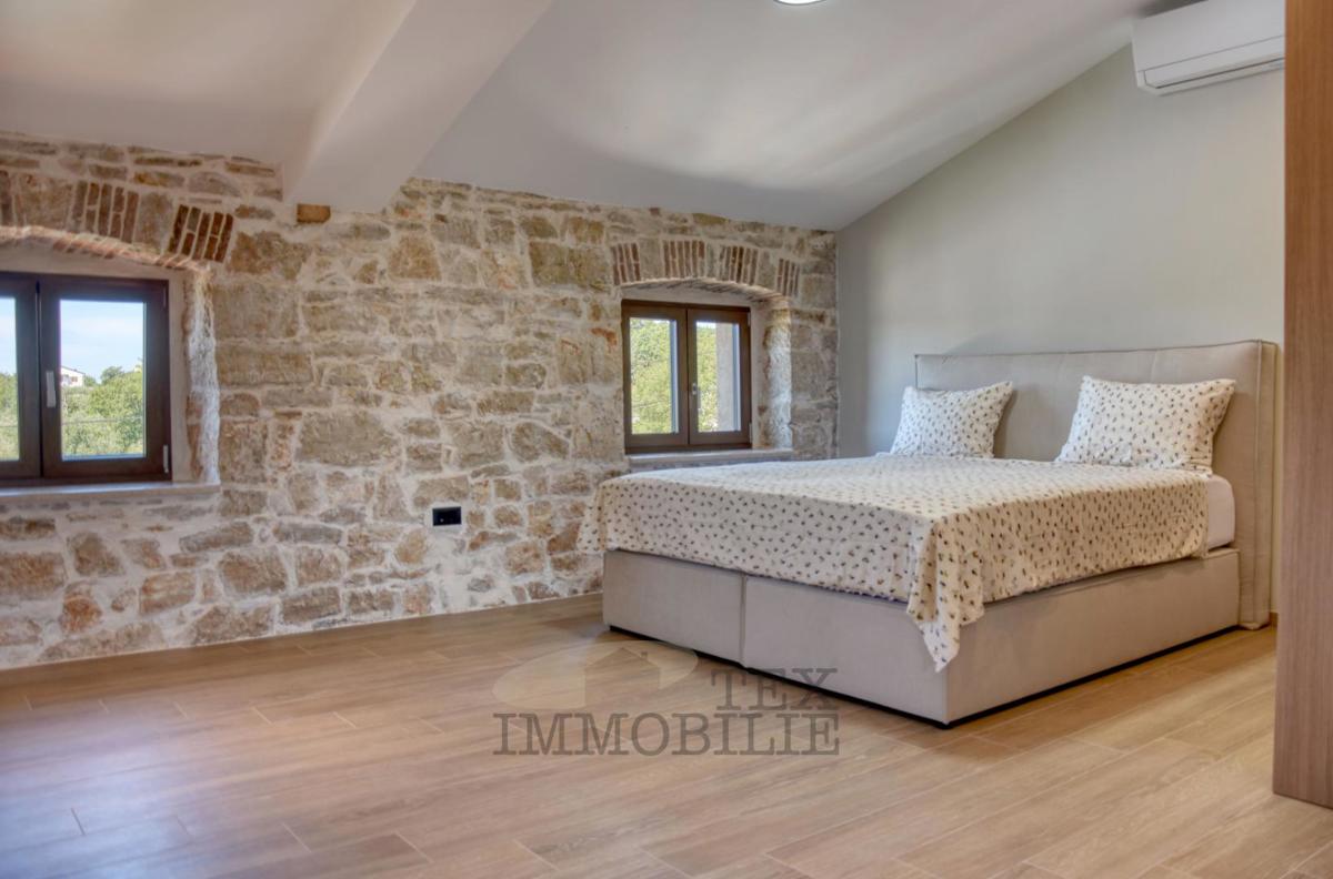 Bella casa in pietra ristrutturata con piscina in vendita