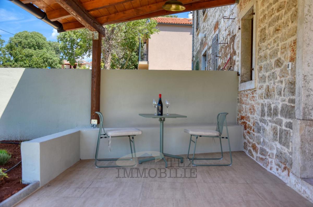 Bella casa in pietra ristrutturata con piscina in vendita