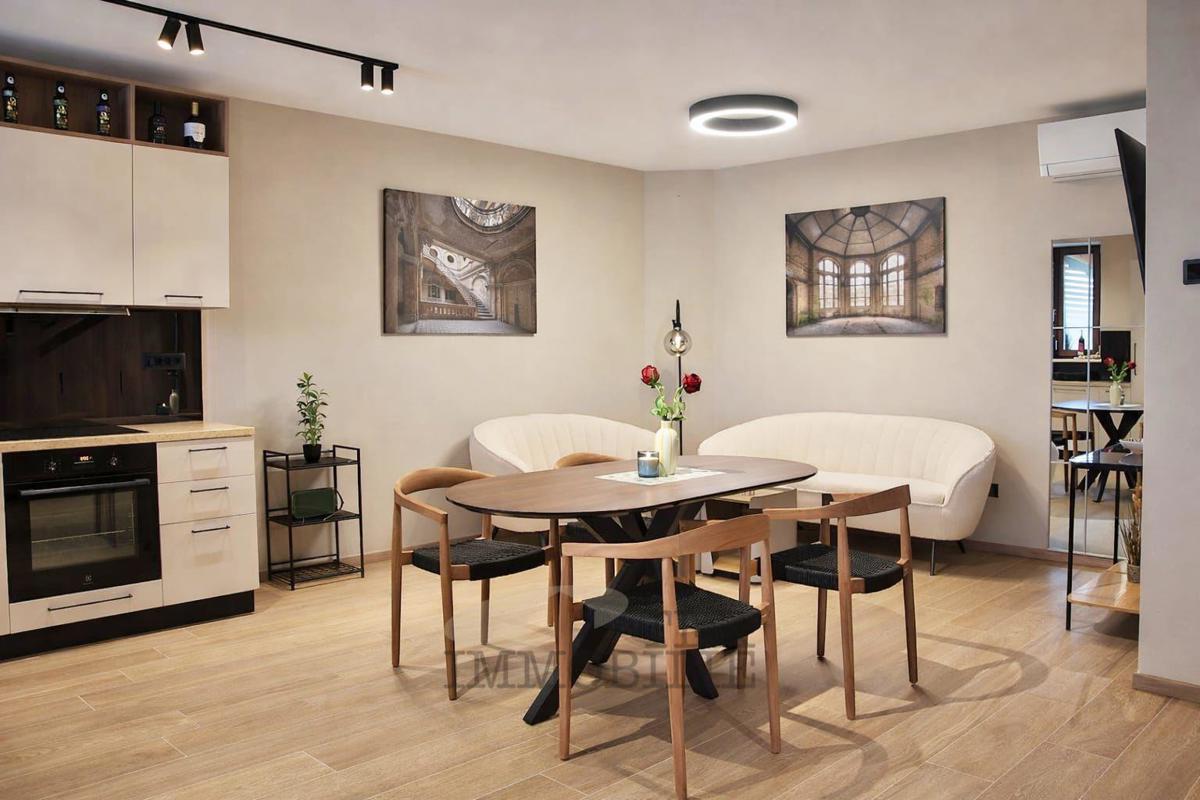 Bella casa in pietra ristrutturata con piscina in vendita