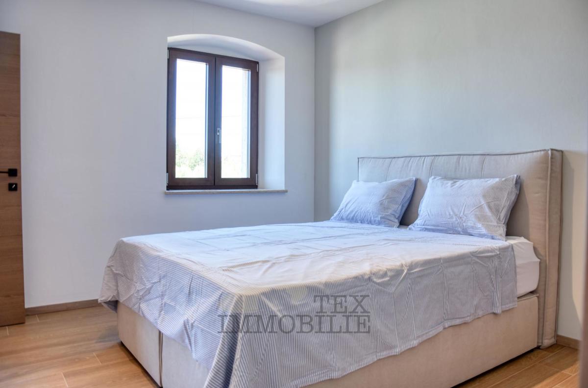 Bella casa in pietra ristrutturata con piscina in vendita