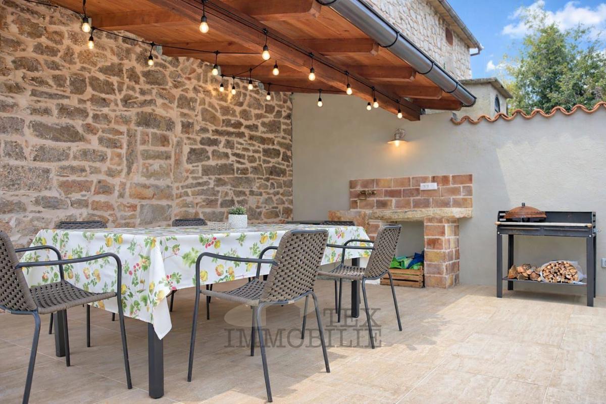 Bella casa in pietra ristrutturata con piscina in vendita