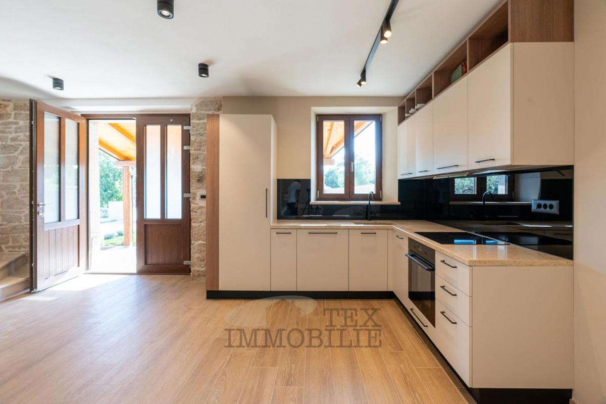 Bella casa in pietra ristrutturata con piscina in vendita