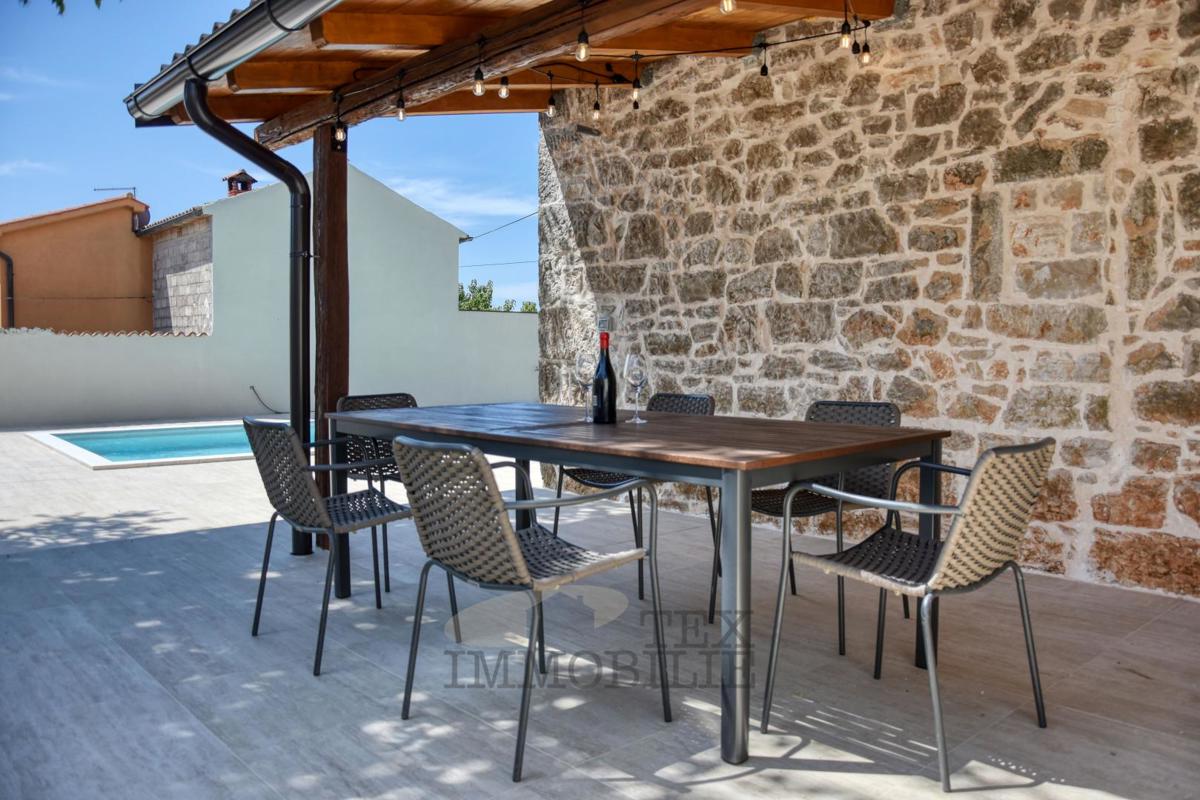 Bella casa in pietra ristrutturata con piscina in vendita