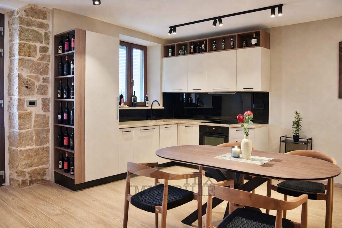 Bella casa in pietra ristrutturata con piscina in vendita