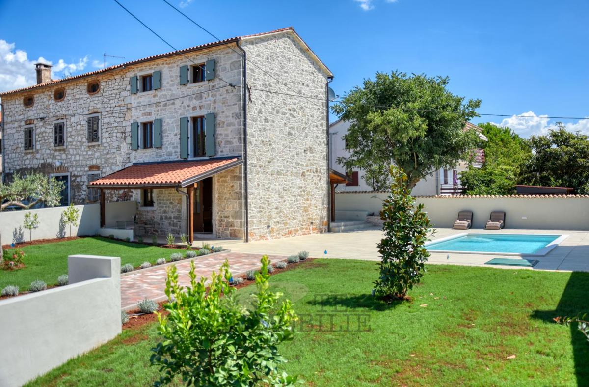 Bella casa in pietra ristrutturata con piscina in vendita