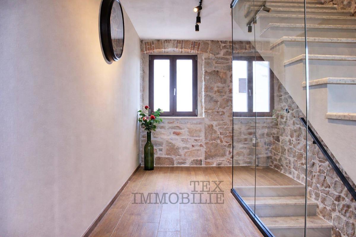 Bella casa in pietra ristrutturata con piscina in vendita