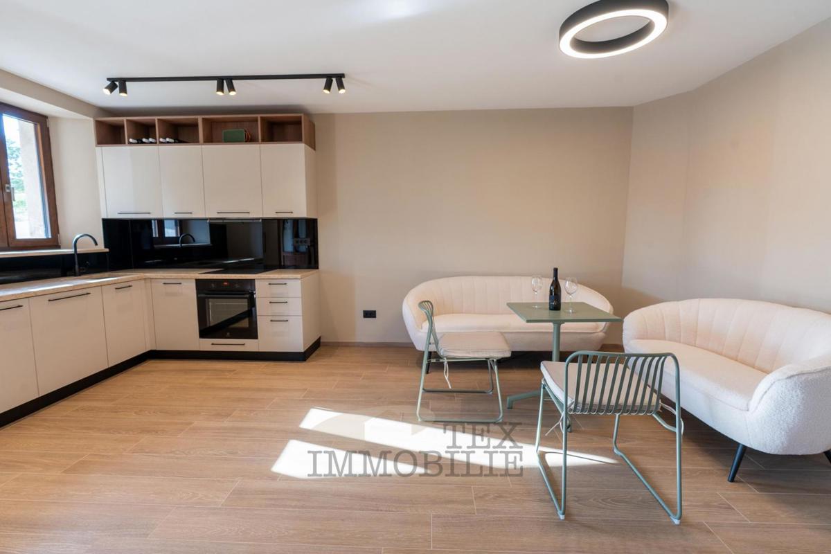 Bella casa in pietra ristrutturata con piscina in vendita