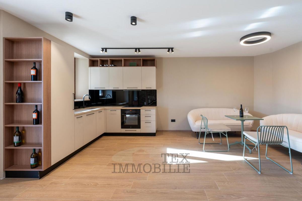 Bella casa in pietra ristrutturata con piscina in vendita