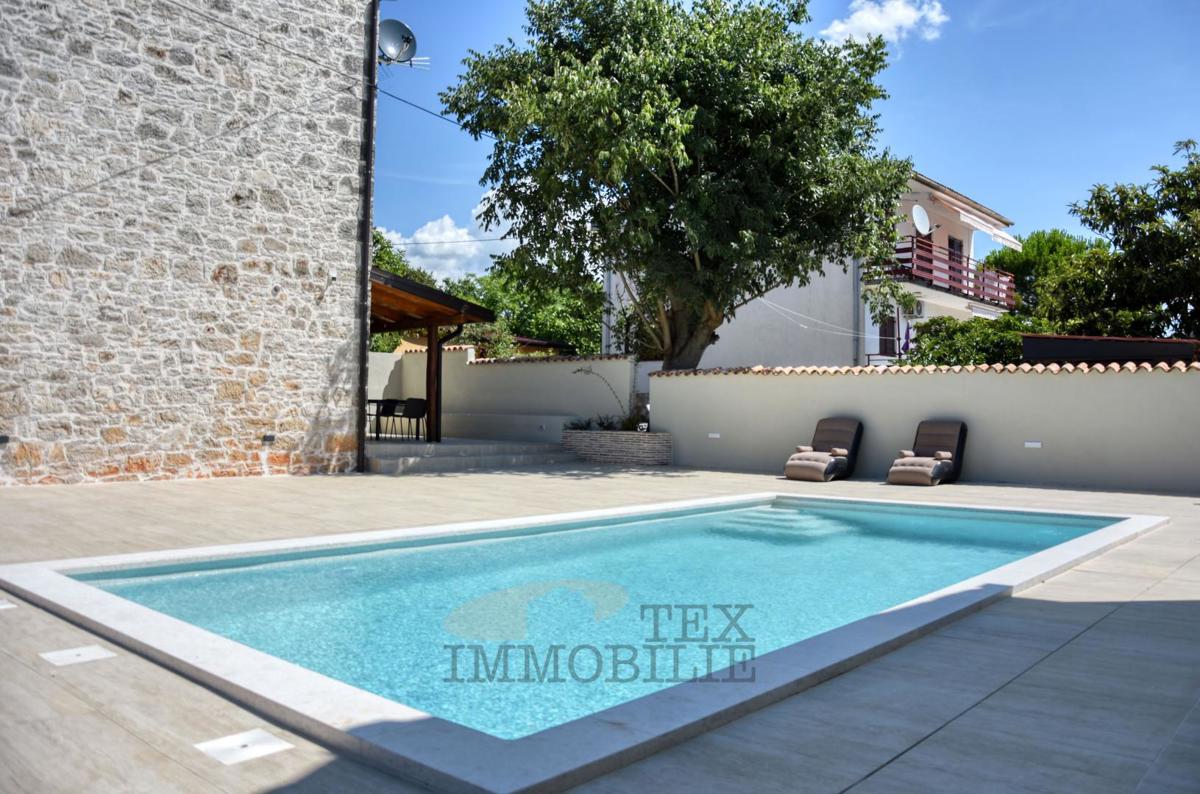 Bella casa in pietra ristrutturata con piscina in vendita