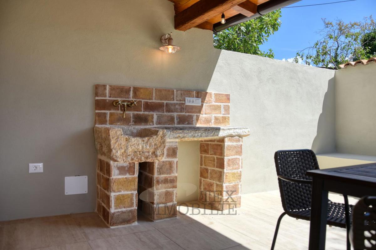 Bella casa in pietra ristrutturata con piscina in vendita