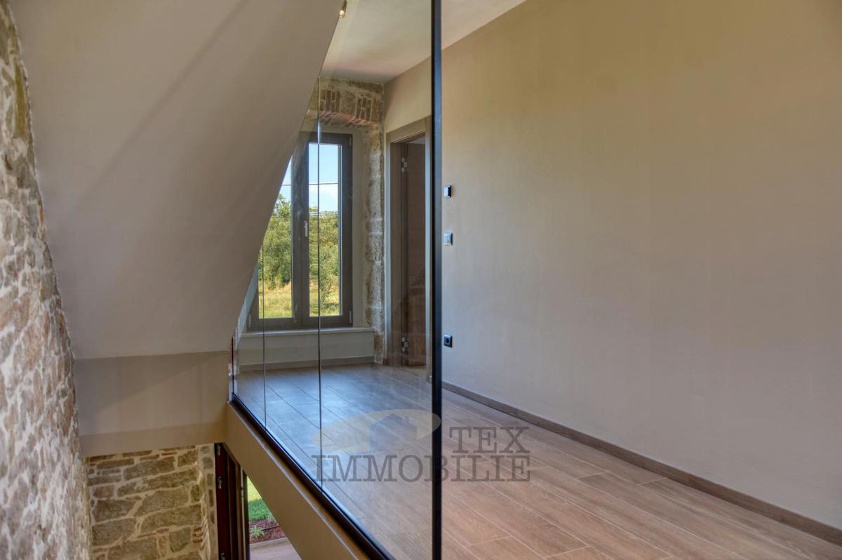 Bella casa in pietra ristrutturata con piscina in vendita