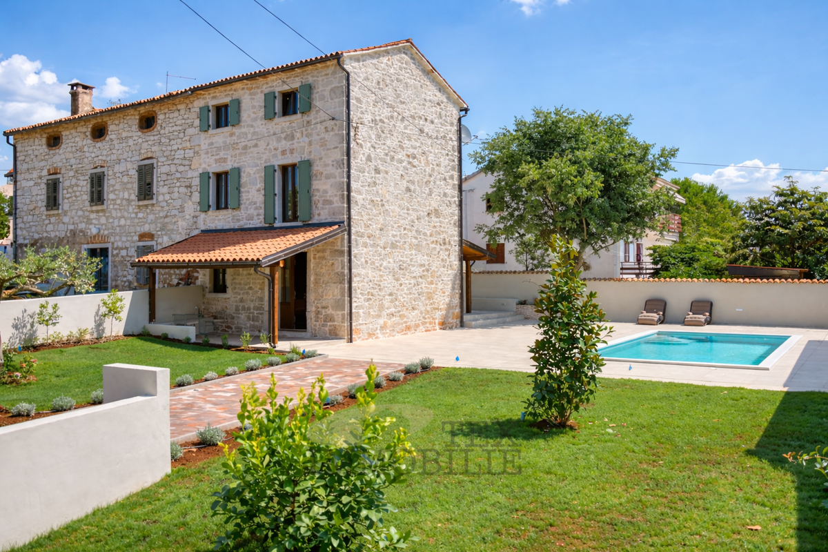 Bella casa in pietra ristrutturata con piscina in vendita