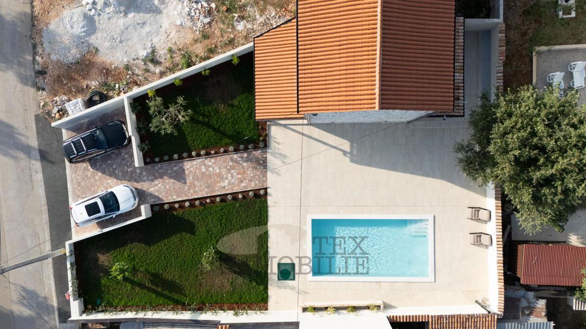 Bella casa in pietra ristrutturata con piscina in vendita