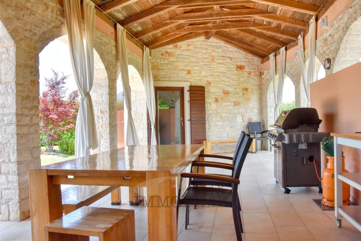 Villa in pietra con piscina in una zona tranquilla dell’Istria – 240 m²