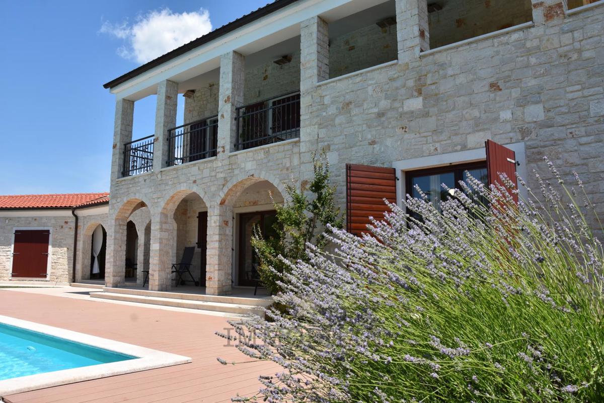 Villa in pietra con piscina in una zona tranquilla dell’Istria – 240 m²