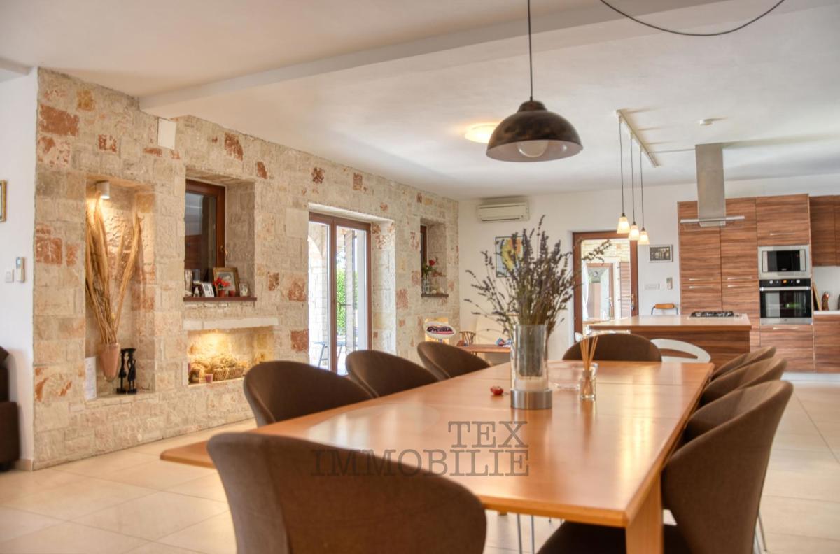 Villa in pietra con piscina in una zona tranquilla dell’Istria – 240 m²