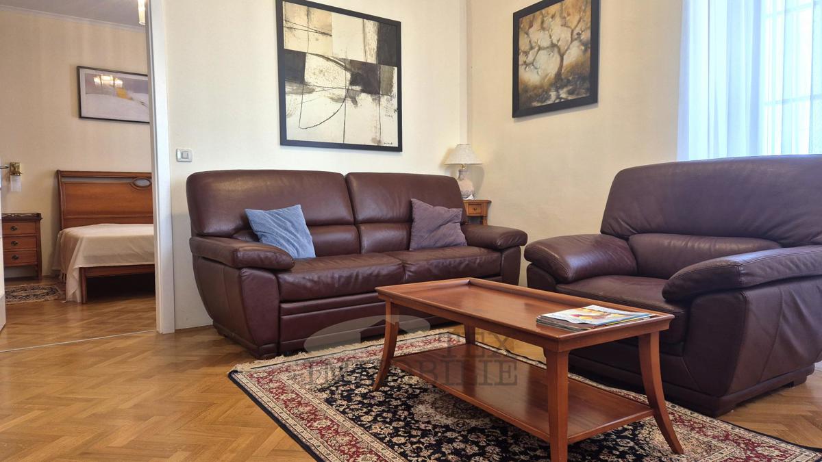 PARENZO – Edificio storico con 4 unità abitative nel pieno centro della città