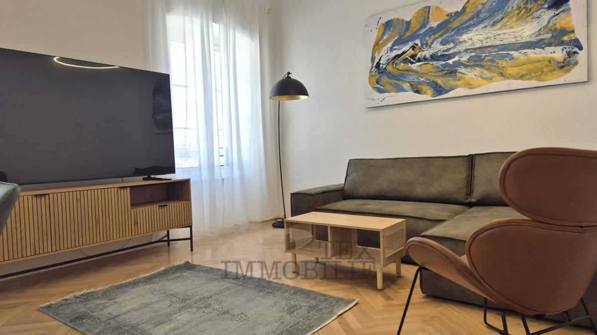 PARENZO – Edificio storico con 4 unità abitative nel pieno centro della città