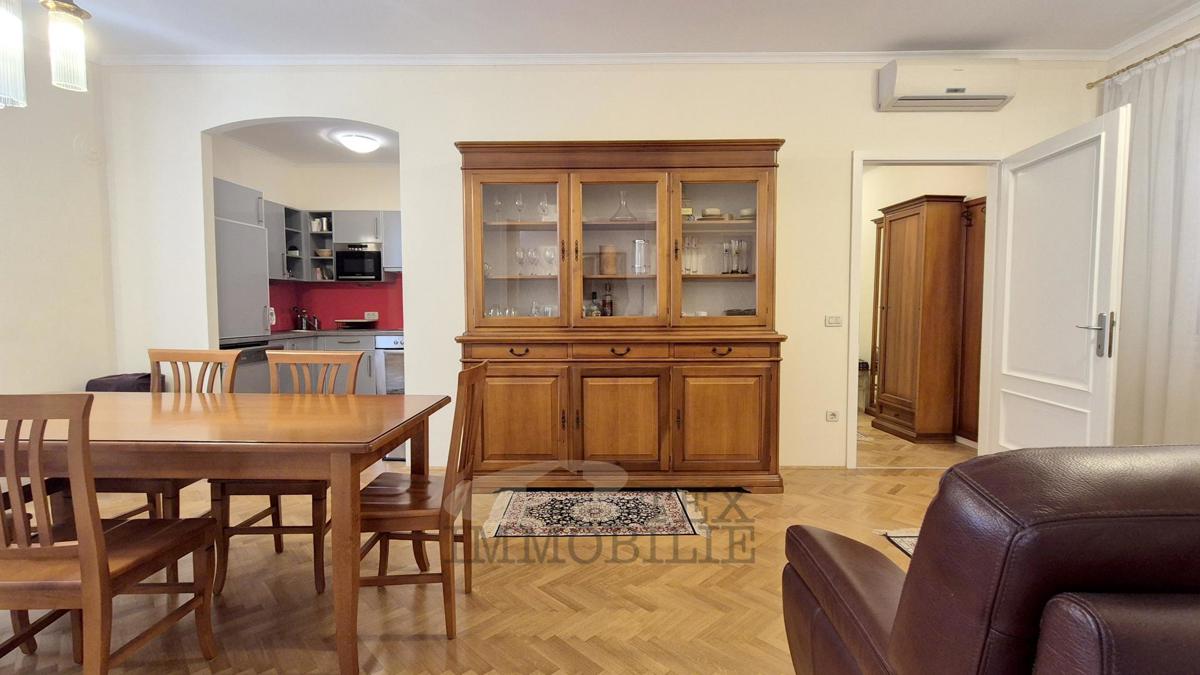 PARENZO – Edificio storico con 4 unità abitative nel pieno centro della città