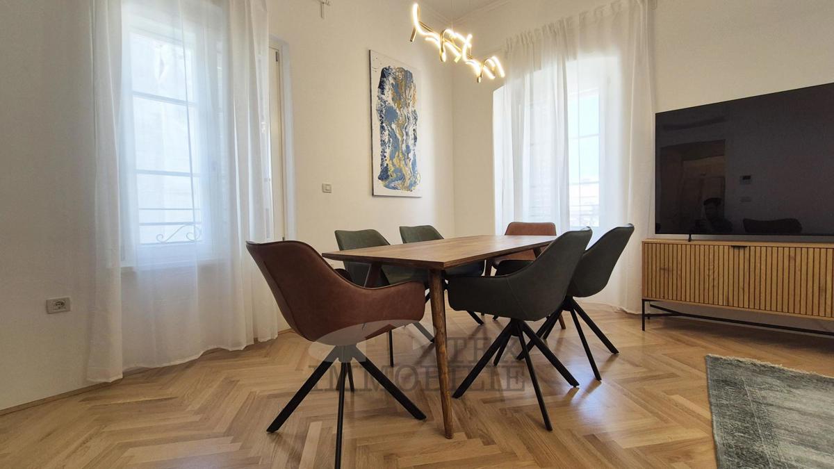 PARENZO – Edificio storico con 4 unità abitative nel pieno centro della città