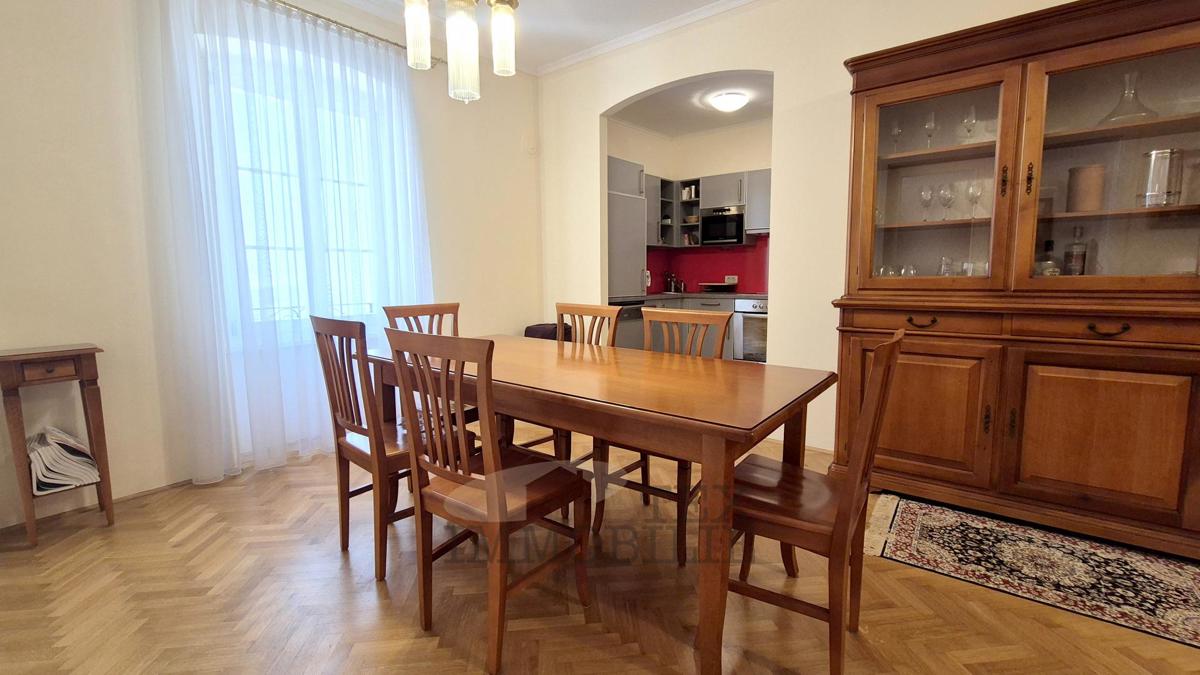 PARENZO – Edificio storico con 4 unità abitative nel pieno centro della città