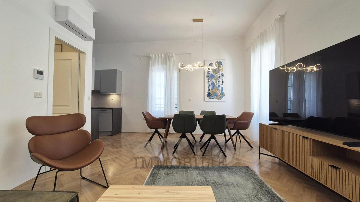 PARENZO – Edificio storico con 4 unità abitative nel pieno centro della città