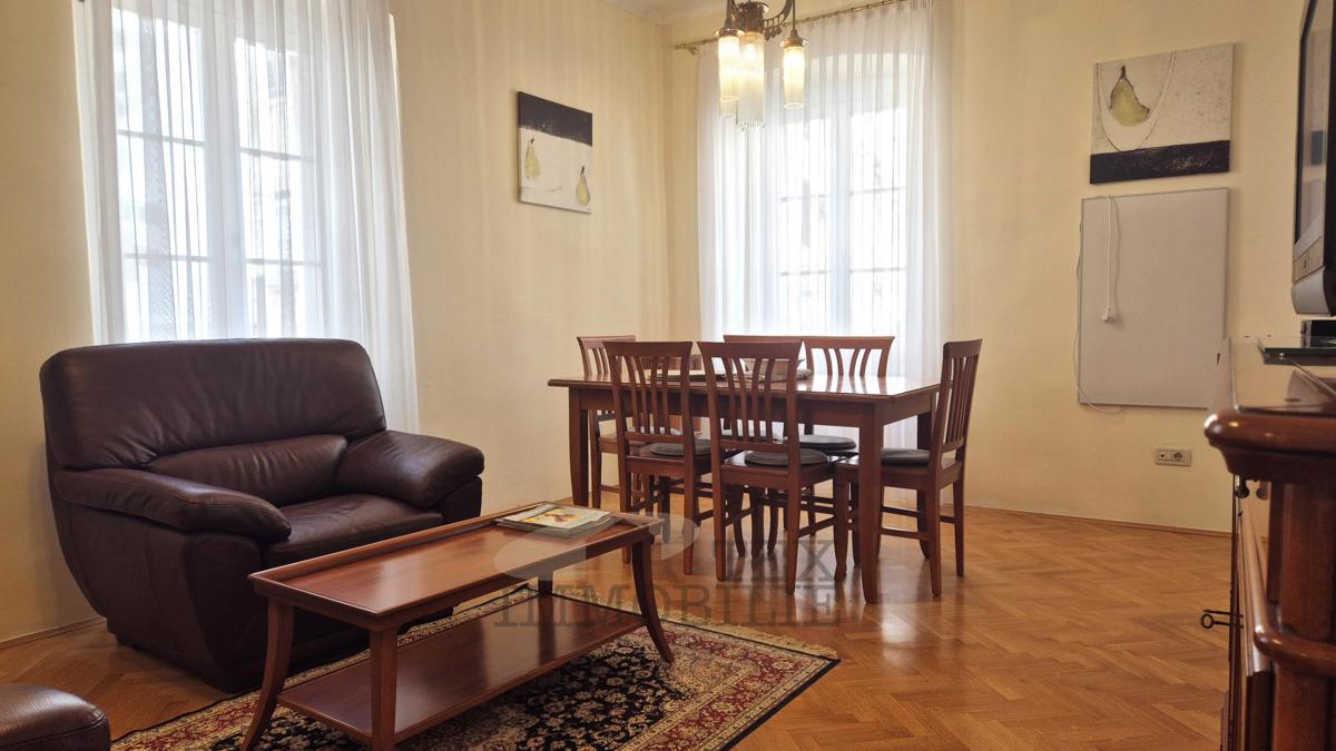 PARENZO – Edificio storico con 4 unità abitative nel pieno centro della città