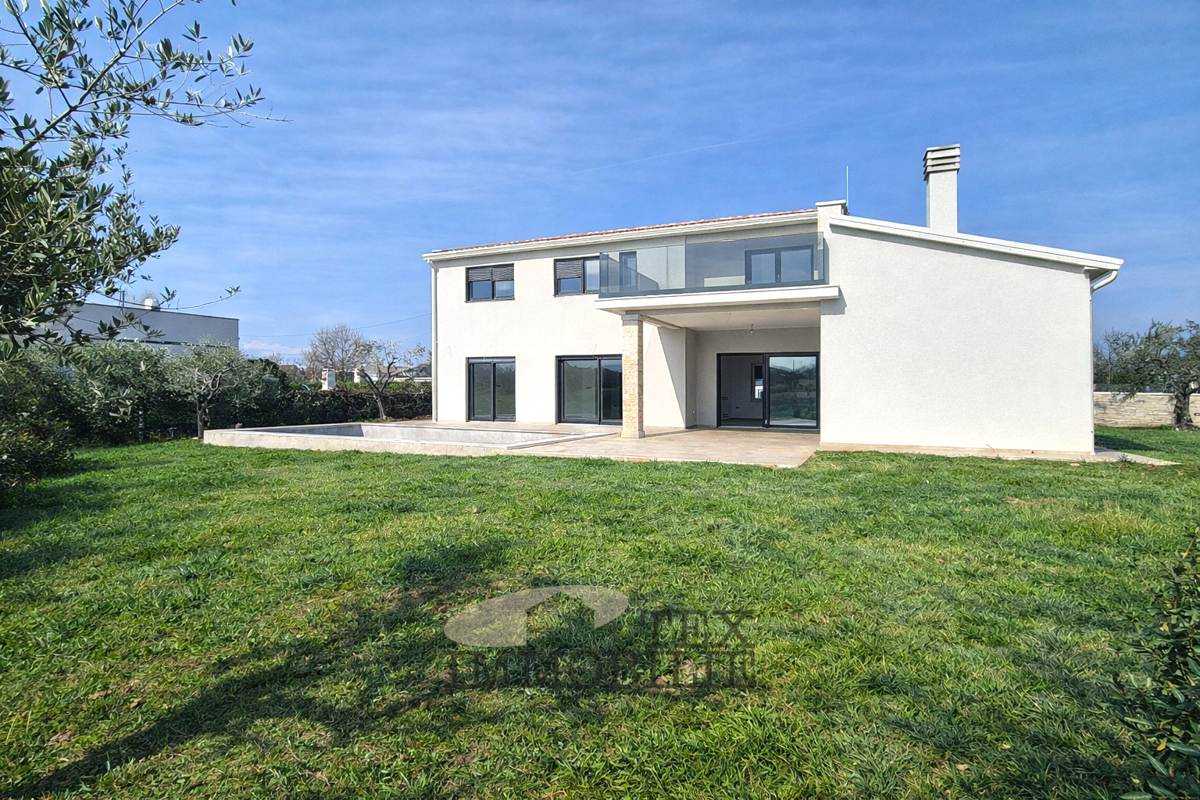 Villa moderna di lusso con piscina in posizione tranquilla, a 7 km da Poreč e dal mare