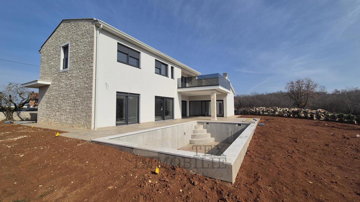 Villa moderna di lusso con piscina in posizione tranquilla, a 7 km da Poreč e dal mare