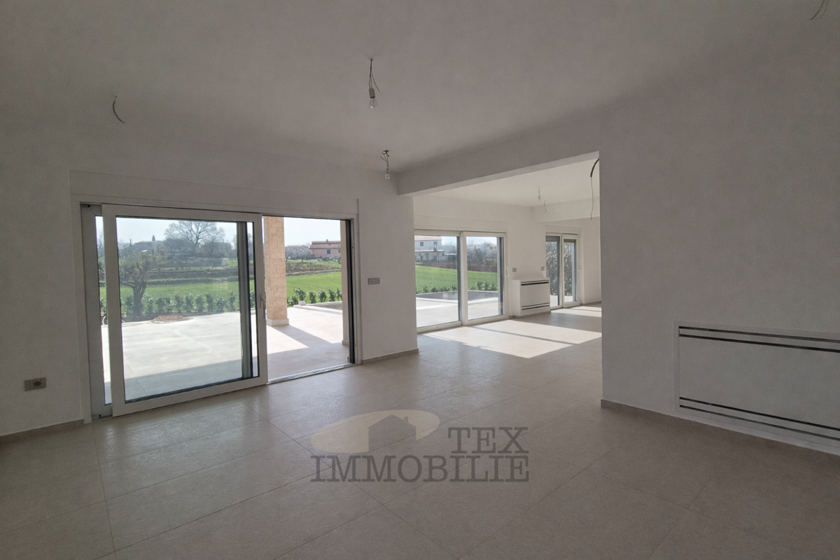 Villa moderna di lusso con piscina in posizione tranquilla, a 7 km da Poreč e dal mare