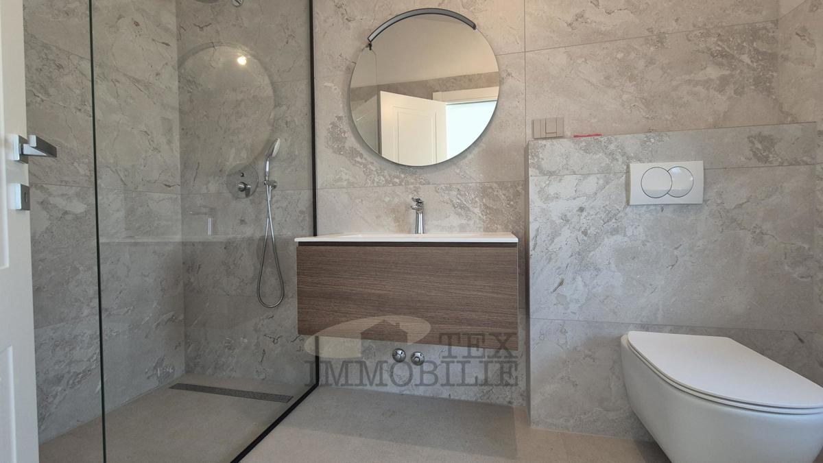 Villa moderna di lusso con piscina in posizione tranquilla, a 7 km da Poreč e dal mare