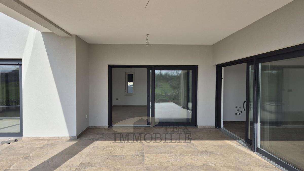 Villa moderna di lusso con piscina in posizione tranquilla, a 7 km da Poreč e dal mare