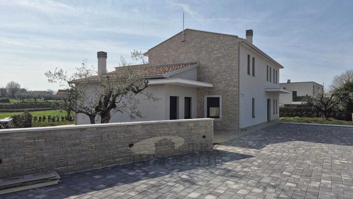 Villa moderna di lusso con piscina in posizione tranquilla, a 7 km da Poreč e dal mare