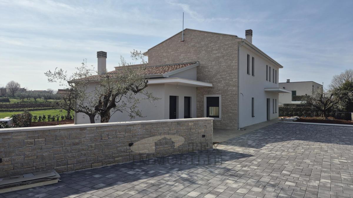 Villa moderna di lusso con piscina in posizione tranquilla, a 7 km da Poreč e dal mare