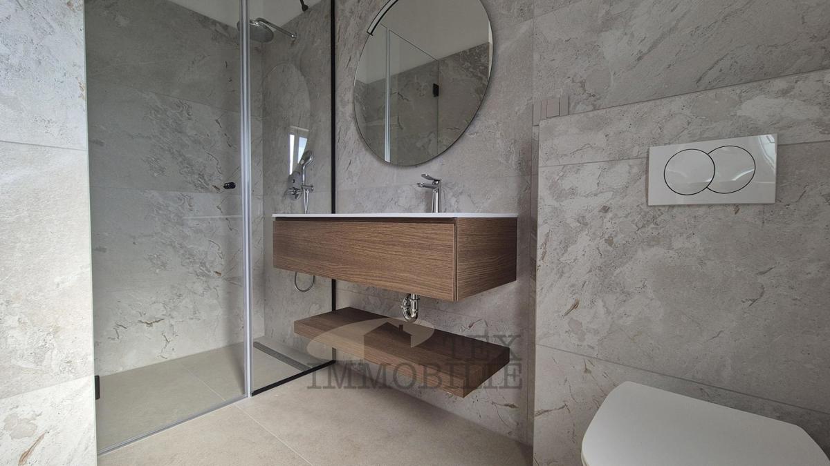 Villa moderna di lusso con piscina in posizione tranquilla, a 7 km da Poreč e dal mare