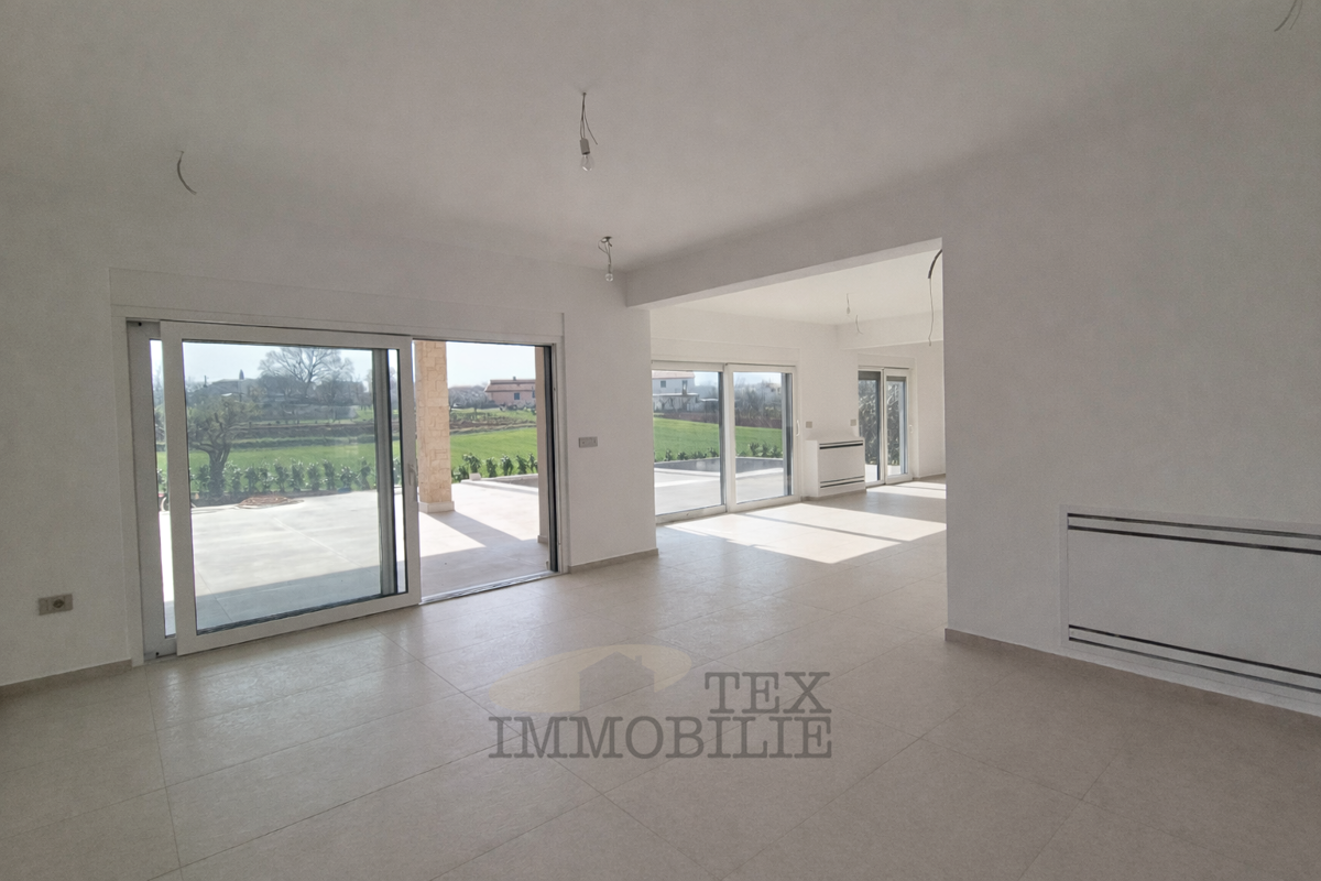 Villa moderna di lusso con piscina in posizione tranquilla, a 7 km da Poreč e dal mare