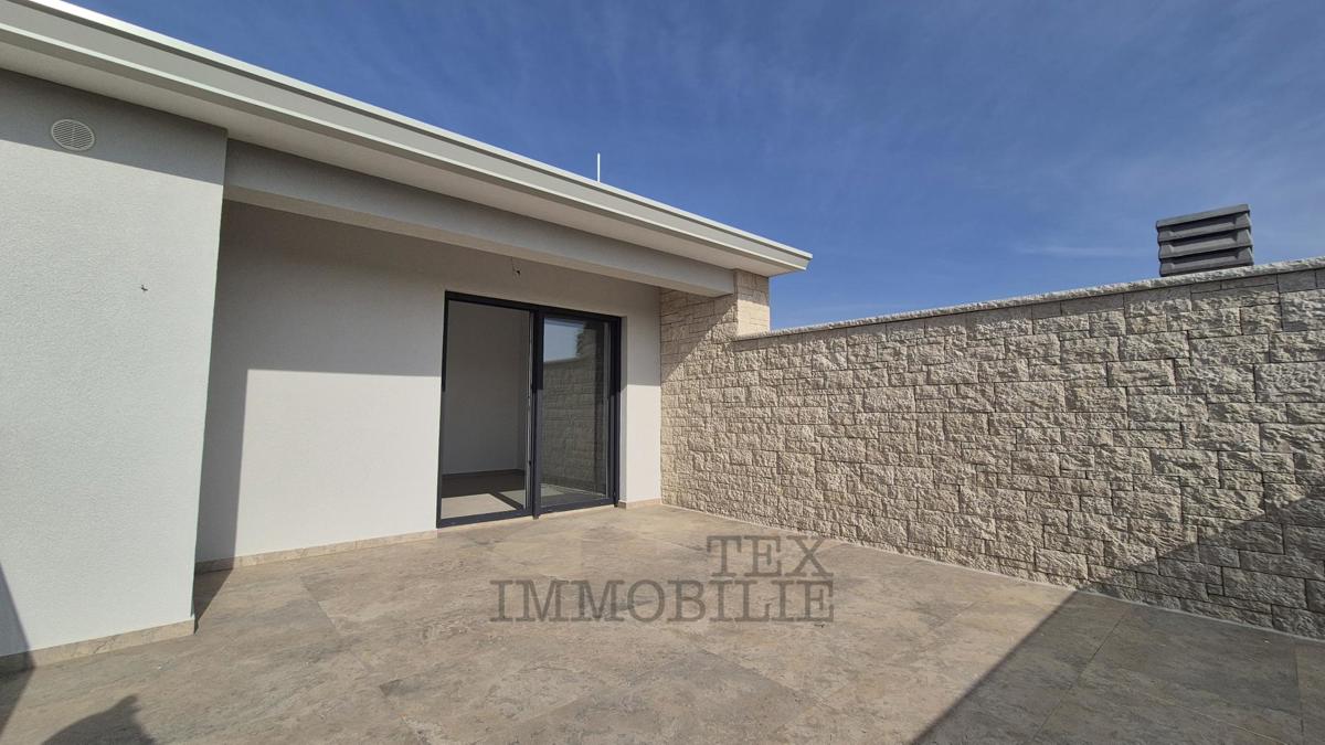 Villa moderna di lusso con piscina in posizione tranquilla, a 7 km da Poreč e dal mare