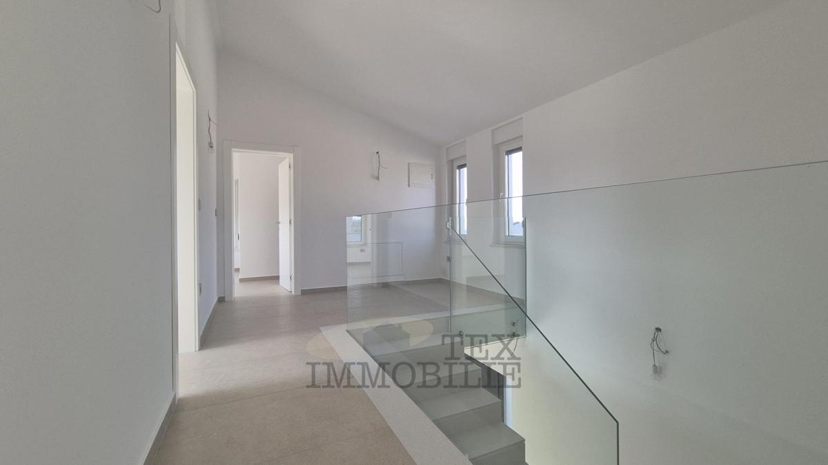 Villa moderna di lusso con piscina in posizione tranquilla, a 7 km da Poreč e dal mare