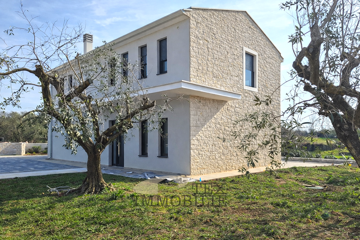 Villa moderna di lusso con piscina in posizione tranquilla, a 7 km da Poreč e dal mare