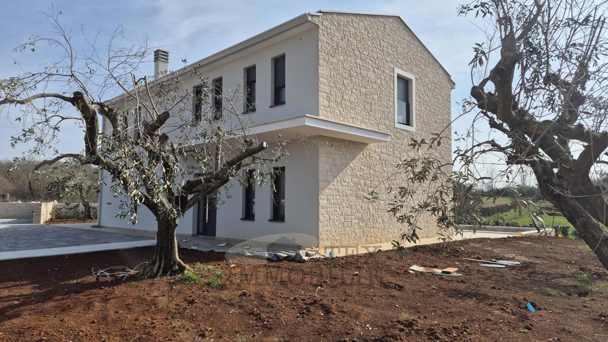 Villa moderna di lusso con piscina in posizione tranquilla, a 7 km da Poreč e dal mare