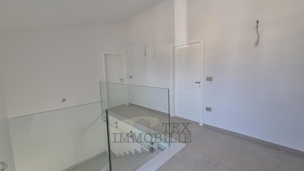 Villa moderna di lusso con piscina in posizione tranquilla, a 7 km da Poreč e dal mare