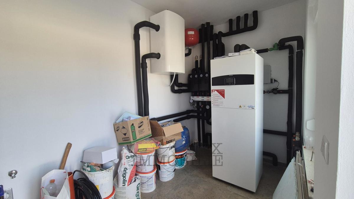 Villa moderna di lusso con piscina in posizione tranquilla, a 7 km da Poreč e dal mare