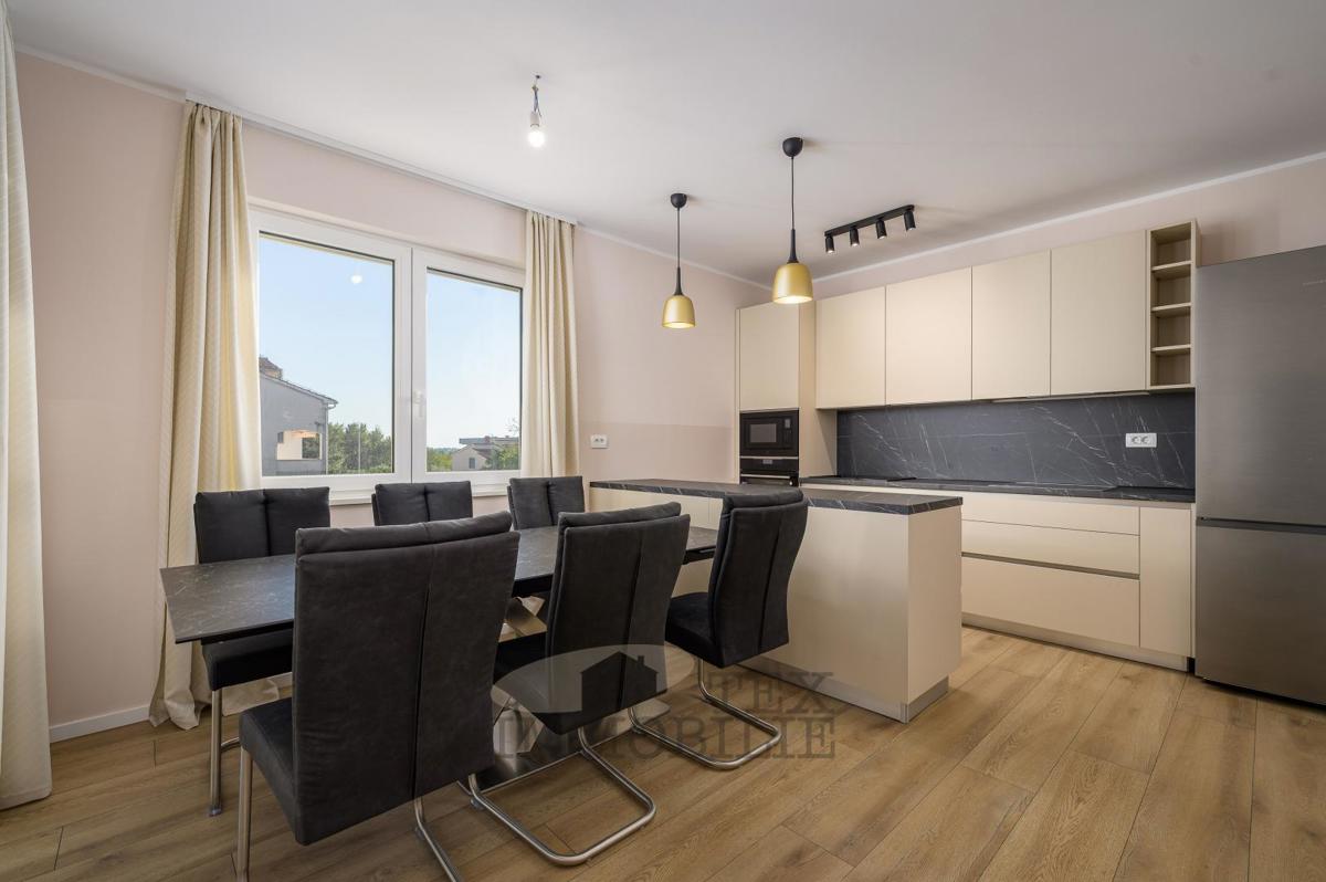 Nuova costruzione - appartamento con tre camere da letto a Parenzo