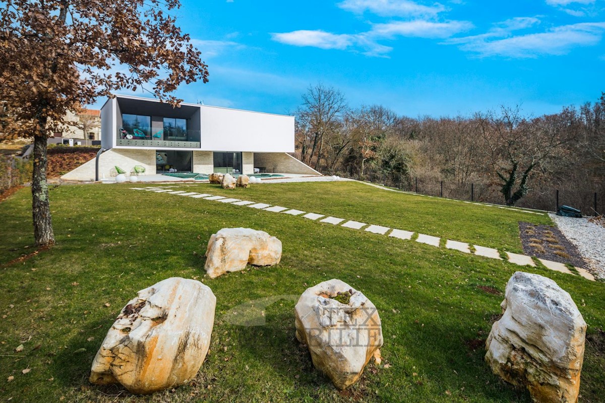 Una villa unica che cattura l'attenzione con il suo design moderno e la sottile eleganza