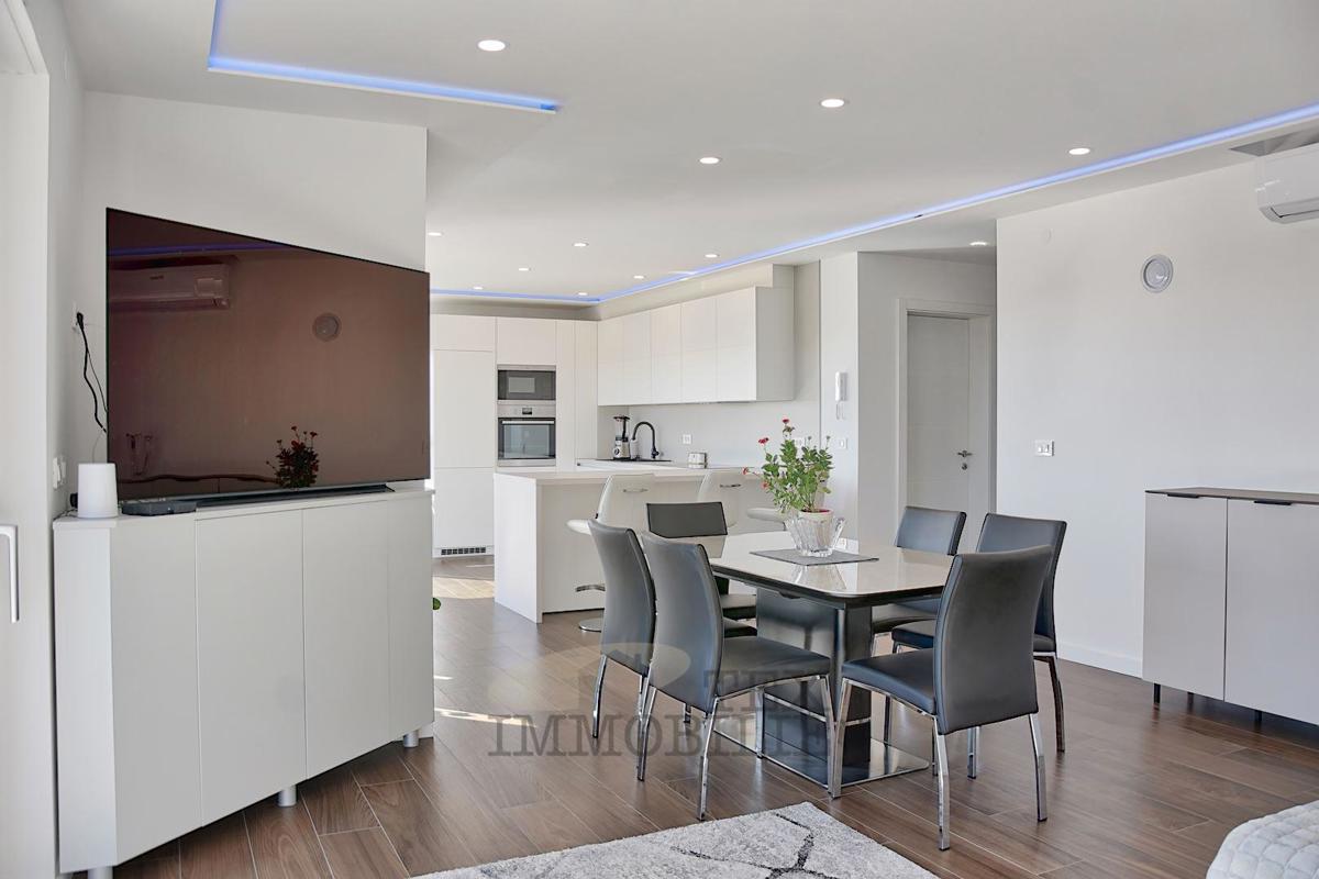 Appartamento di lusso con vista mare, 122 m2