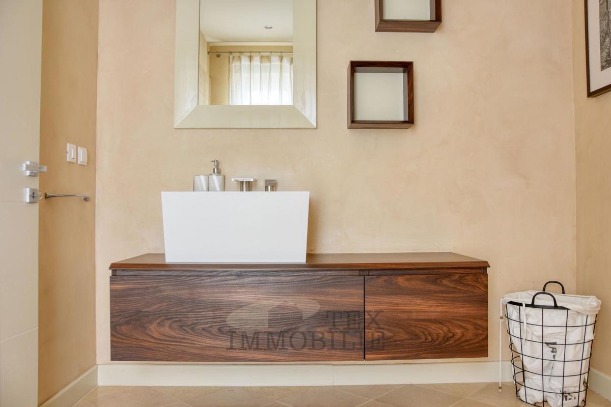 Villa di lusso con piscina e appartamento separato a 1300 m dal mare