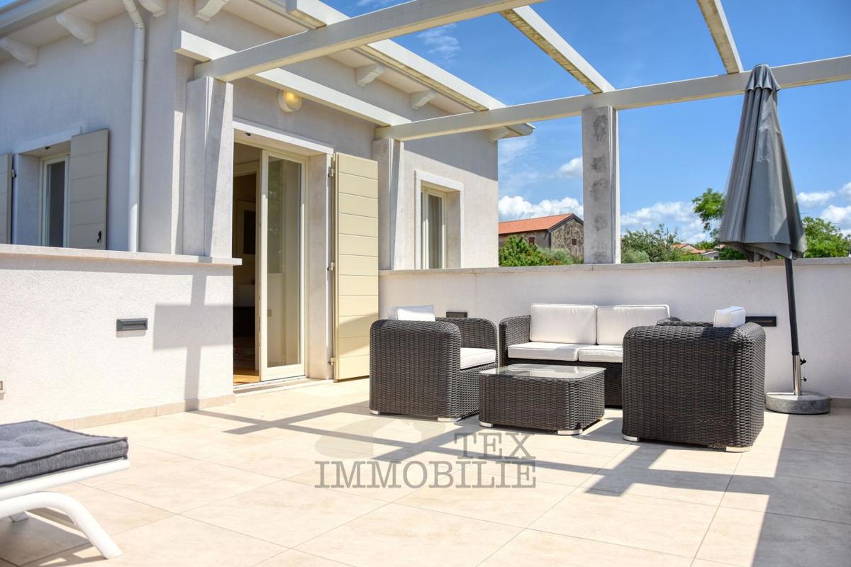 Villa di lusso con piscina e appartamento separato a 1300 m dal mare