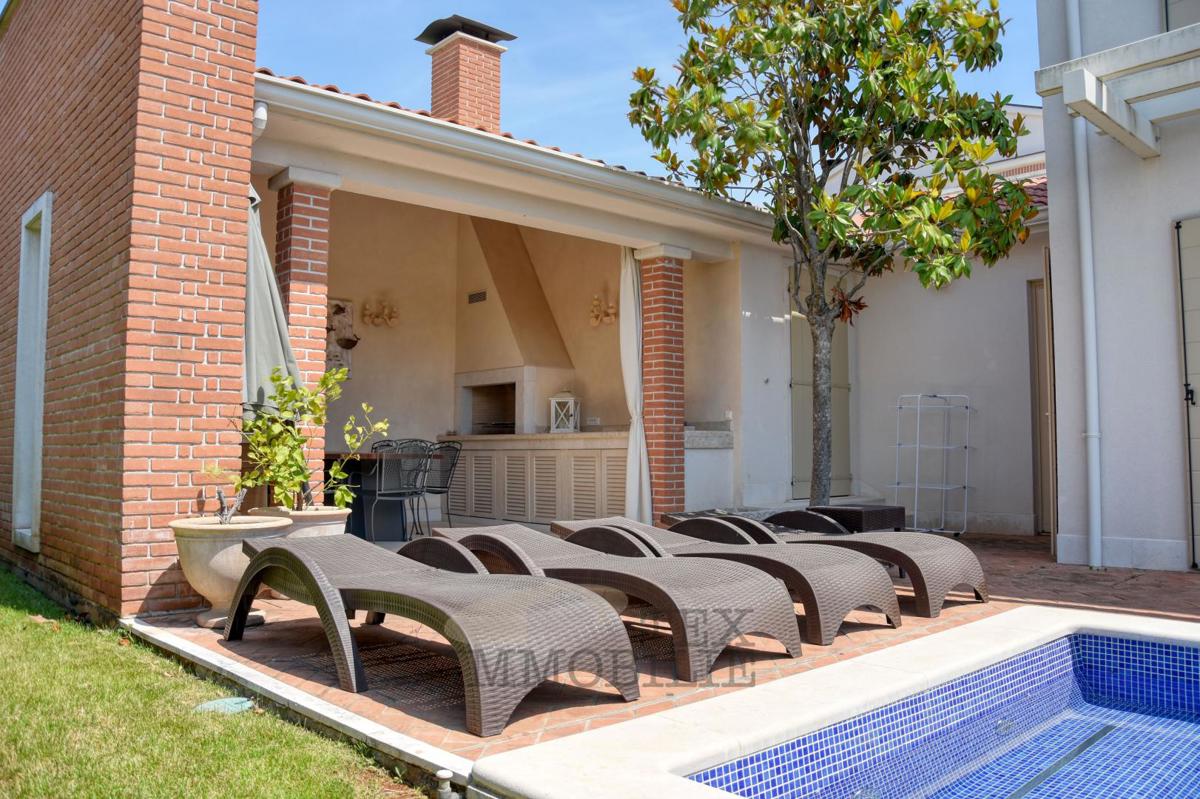 Villa di lusso con piscina e appartamento separato a 1300 m dal mare